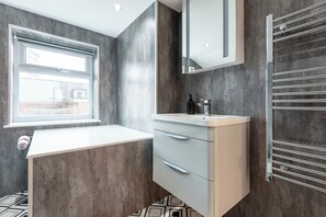 Standard Apartment | Bathroom - Binding House by Guestz (Hull)