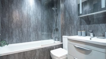 Classic Apartment, 1 Bedroom | Bathroom | Towels, toilet paper