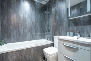 Classic Apartment, 1 Bedroom | Bathroom | Towels, toilet paper - Binding House by Guestz (Hull)