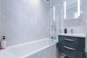 クラシック アパートメント 2 ベッドルーム | バスルーム | タオル、トイレットペーパー