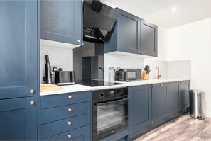 Standard Apartment | Private kitchen | Full-size fridge, microwave - Binding House by Guestz (Hull)