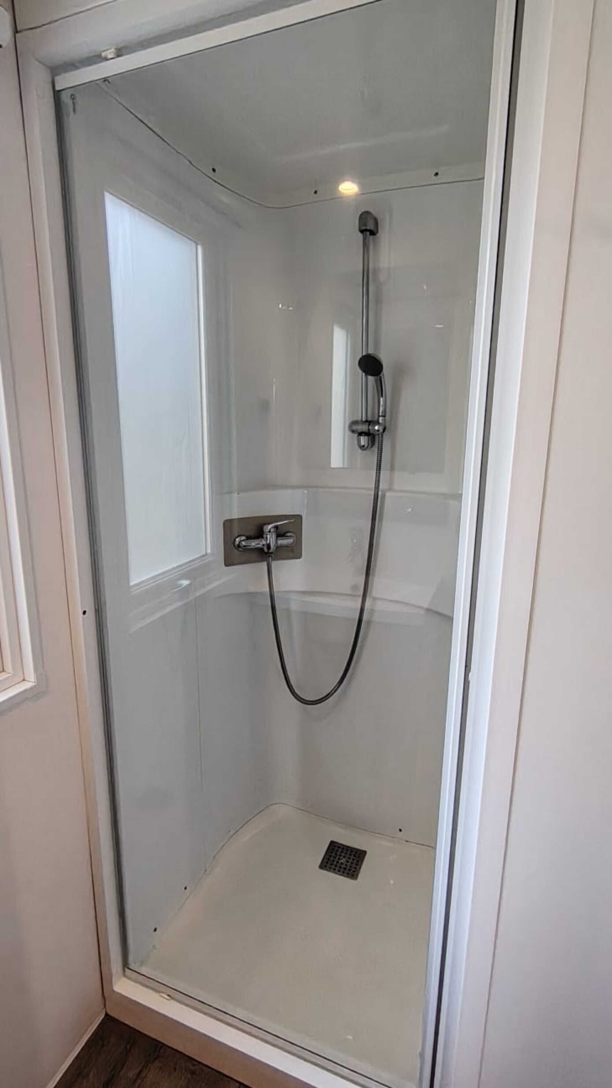 Douche, sèche-cheveux
