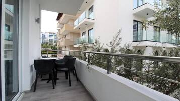 Apartment, Balcony, City View | Outdoor dining