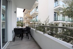 Departamento, balcón, vista a la ciudad | Restaurante al aire libre