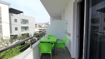 Deluxe-Studio, Balkon, Stadtblick | Speisen im Freien