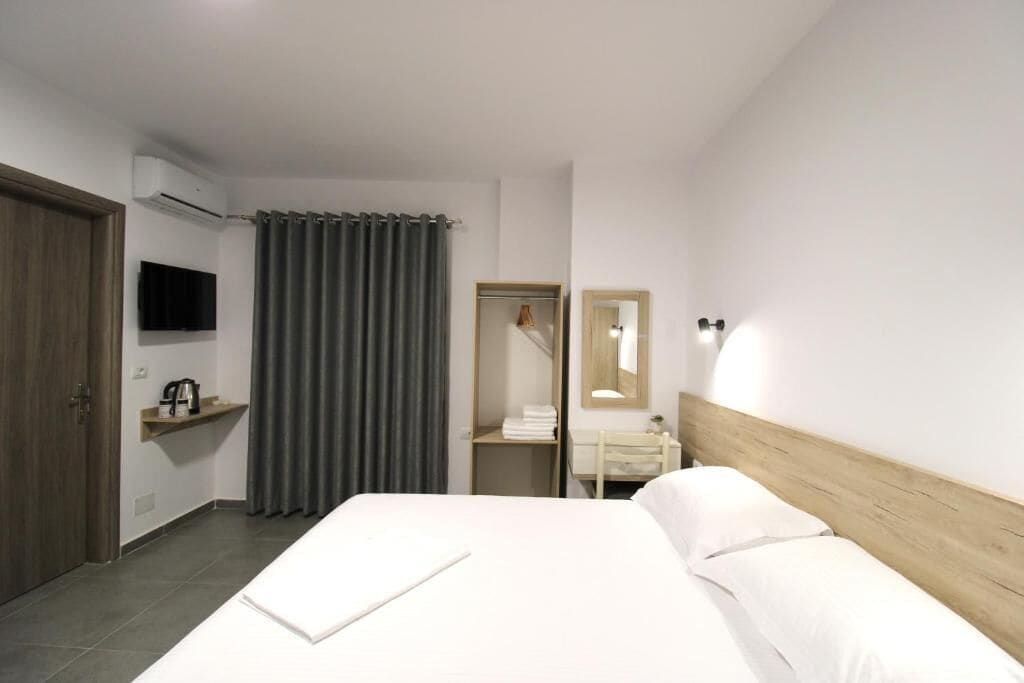 Deluxe-værelse til 3 personer - balkon - udsigt til have | Pengeskab på værelset, skrivebord, lydisolering, gratis Wi-Fi
