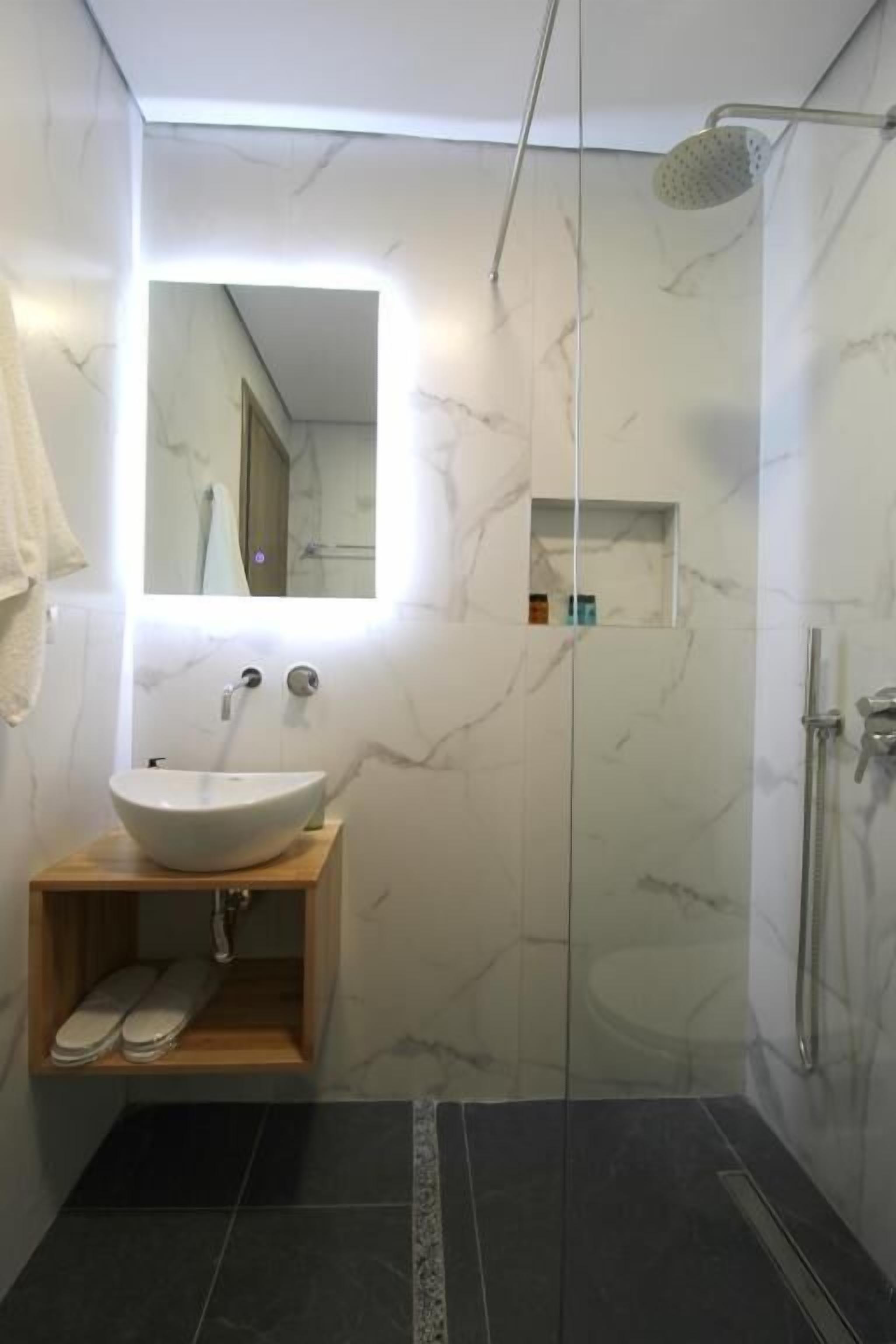 Suite, Balkon, Stadtblick | Badezimmer | Dusche, kostenlose Toilettenartikel, Haartrockner, Hausschuhe
