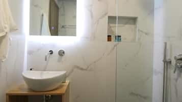 Suite, Balkon, Stadtblick | Badezimmer | Dusche, kostenlose Toilettenartikel, Haartrockner, Hausschuhe