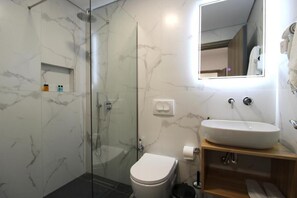 Habitación doble Deluxe, balcón, vista a la montaña | Baño