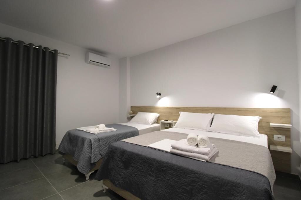 Deluxe-værelse til 4 personer - balkon - byudsigt | Pengeskab på værelset, skrivebord, lydisolering, gratis Wi-Fi