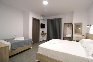 Habitación triple Deluxe, balcón, vista al jardín