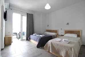 Estúdio luxo, sacada, vista para a cidade | Cofres nos quartos, escrivaninha, quartos à prova de som