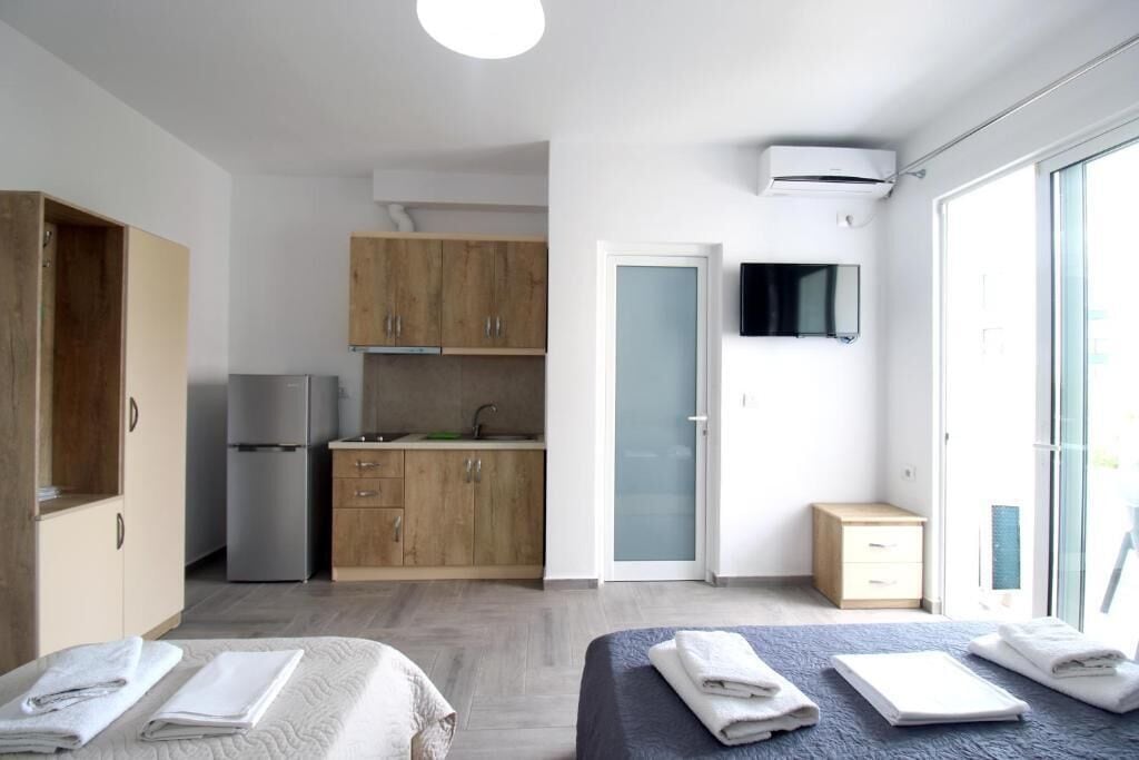 Deluxe-Studio, Balkon, Stadtblick | Zimmersafe, Schreibtisch, schallisolierte Zimmer, kostenloses WLAN