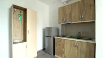 Deluxe Studio, Balcony, City View | Private kitchen | Fridge