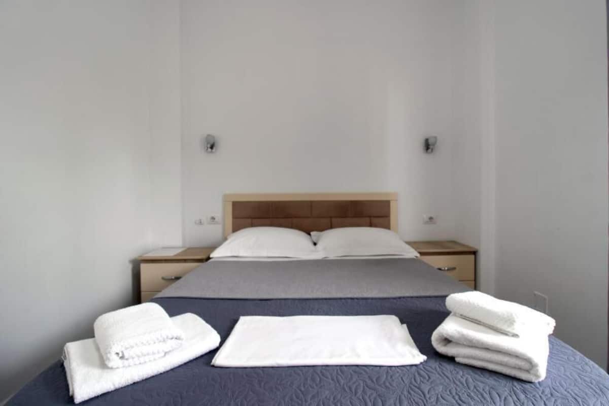 In-room safe, desk, soundproofing, free WiFi
