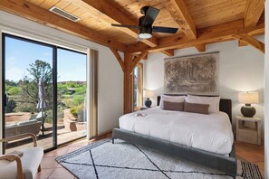 4 bedrooms, desk, iron/ironing board, travel cot - Hot Tub + Outdoor Dining + Firepit | Bell Rock Trails | Timber & Rock Retreat (Sedona)