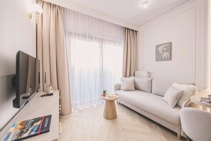 Elegant apartment with a relaxing lounge space and a functional kitchen in an open layout. - Estilo | Designerski Apartament z Tarasem (Bydgoszcz)