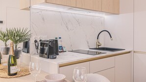 Een koffiezetapparaat/waterkoker, een magnetron, een kookplaat