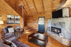 Smart TV, fireplace - Hot Tub + Fire Pit + Mountain Views + All-Wood Cabin | Near National Park (Townsend)