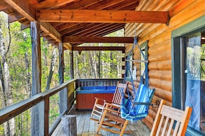 Outdoor spa tub - Hot Tub + Fire Pit + Mountain Views + All-Wood Cabin | Near National Park (Townsend)