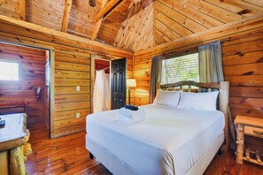 2 bedrooms, free WiFi, bed sheets - Hot Tub + Fire Pit + Mountain Views + All-Wood Cabin | Near National Park (Townsend)