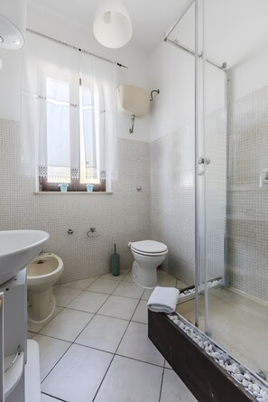 Douche, sĂšche-cheveux, serviettes fournies