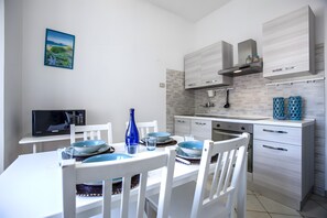 Frigorifero, microonde, forno, piano cottura