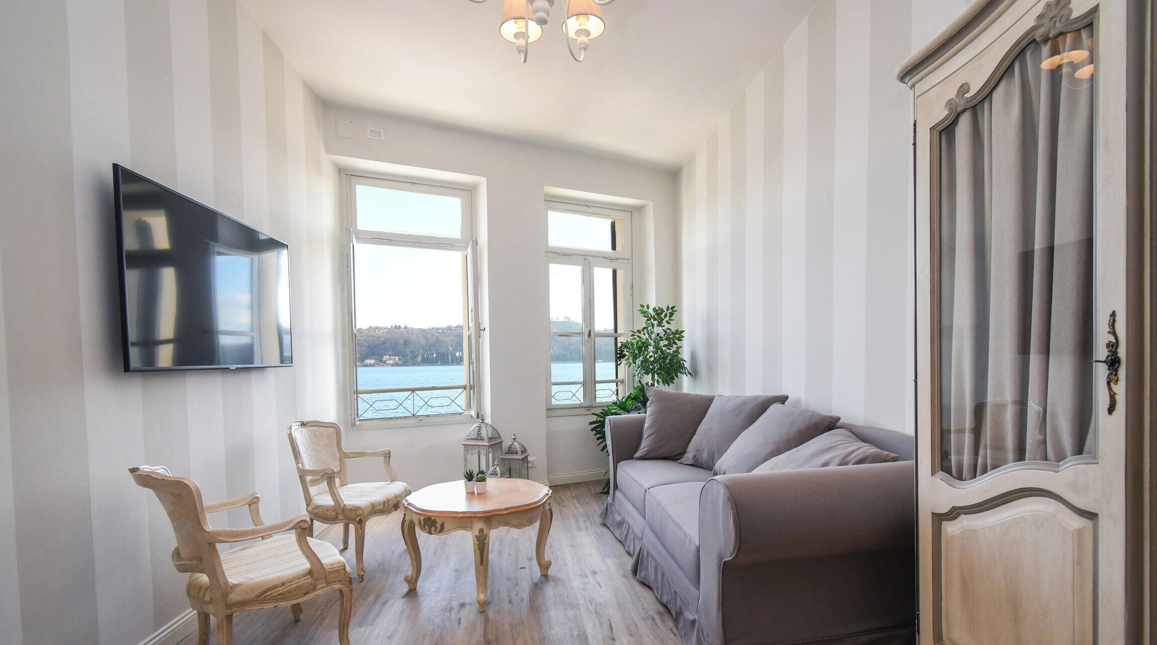 Economy Apartment, Lake View | Living area