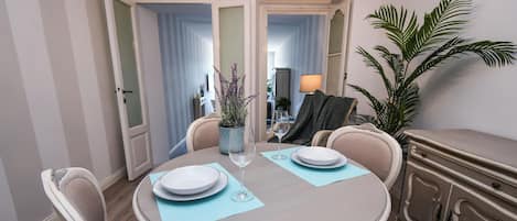 Economy Apartment, Lake View | Dining