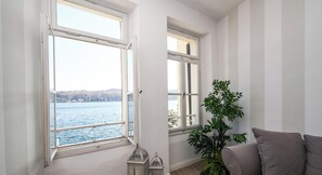 Apartamento econômico, vista para o lago | Área de estar