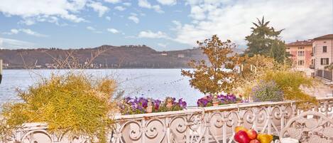 Deluxe-Apartment, Seeblick | Speisen im Freien