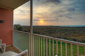 Property grounds - Walk to Beach + Boardwalk | Golf Cart Zone + Pool Access | Ocean View Efficiency (Port Aransas)