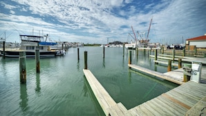 Marina - Walk to Beach + Boardwalk | Golf Cart Zone + Pool Access | Ocean View Efficiency (Port Aransas)