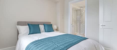 5 bedrooms, iron/ironing board, WiFi