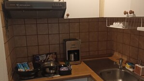 A compact kitchen with a Siemens stove, a coffee maker, and a sink. - Phil's Cozy Apartment: Self-Check-In Near the Airport, Free Parking, Airport Bus Stop (Leinfelden-Echterdingen)