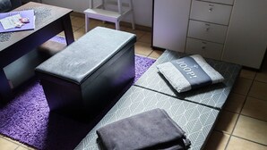 A room with a bed, a small table, a chair, and a cabinet. - Phil's Cozy Apartment: Self-Check-In Near the Airport, Free Parking, Airport Bus Stop (Leinfelden-Echterdingen)