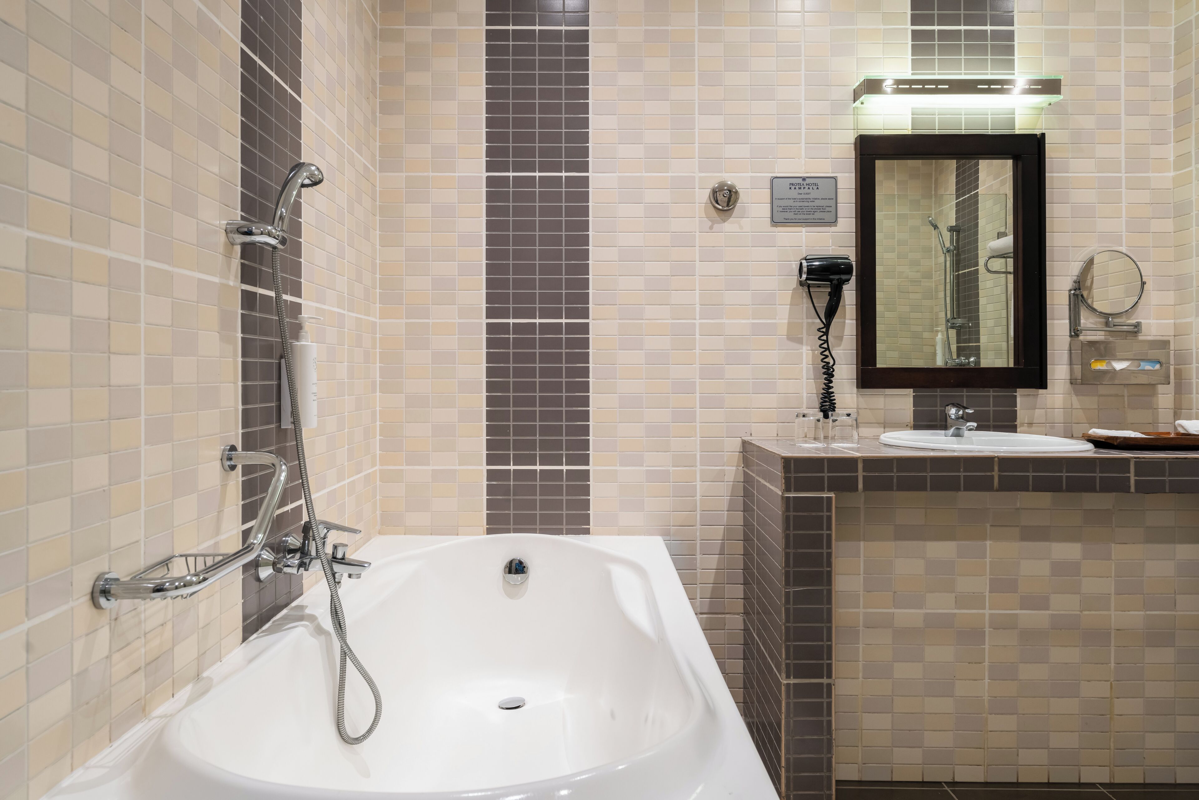 Suite junior | Baño | Artículos de higiene personal gratuitos, secador de pelo y toallas