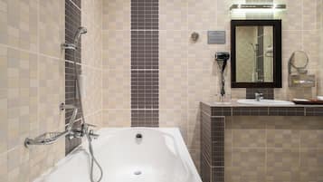 Suite junior | Baño | Artículos de higiene personal gratuitos, secador de pelo y toallas