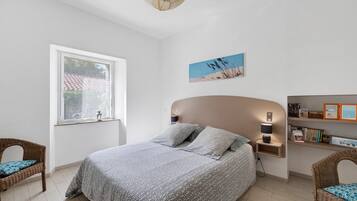 2 bedrooms, iron/ironing board, WiFi, bed sheets