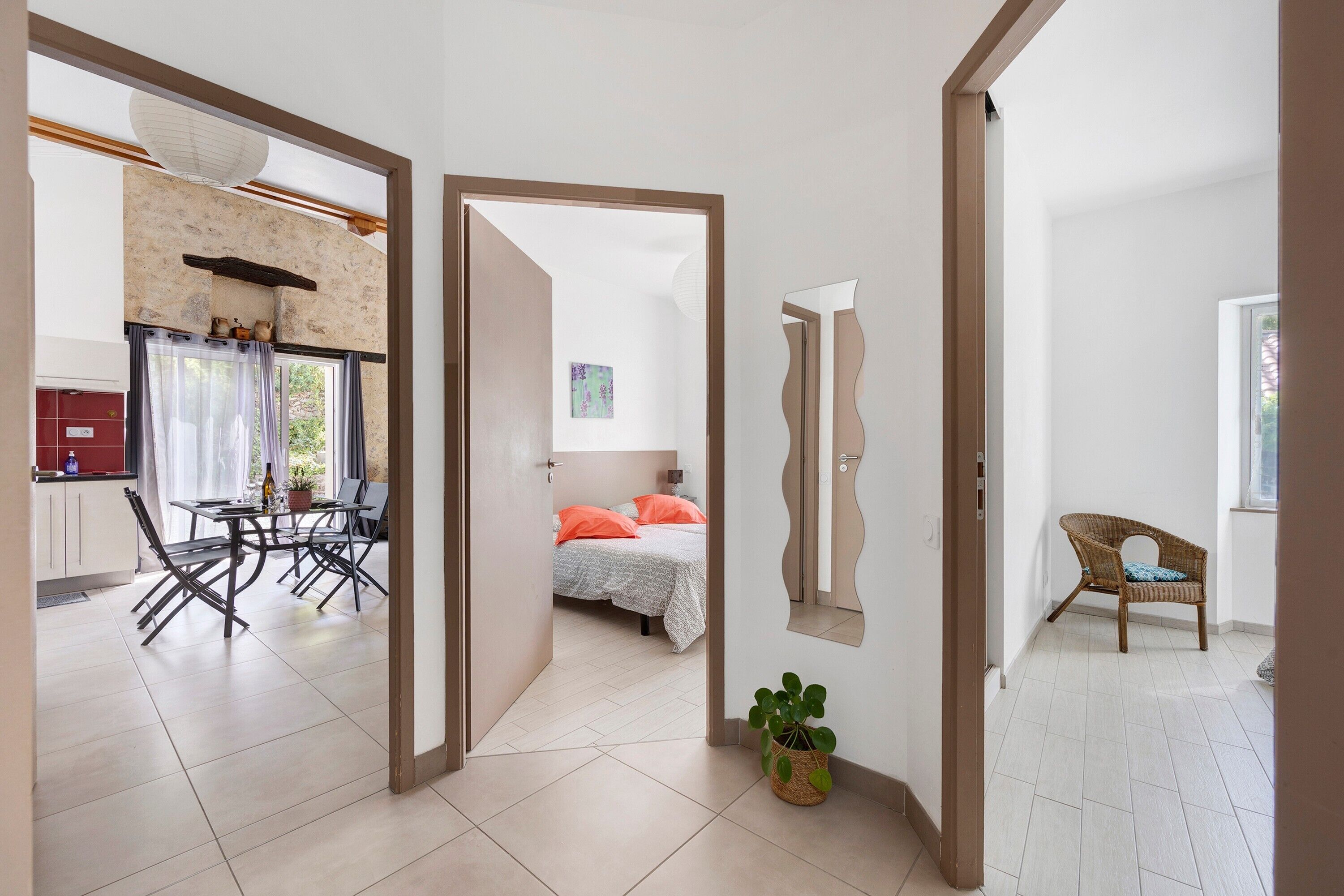 2 dormitorios, tabla de planchar con plancha, wifi y ropa de cama