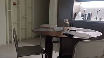 Apartment, 1 Bedroom | Dining room