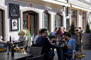 Outdoor dining - Old Town Guest Accommodation (Kranj)