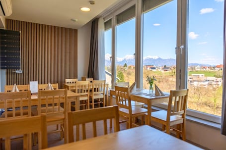 Sala da pranzo. Old Town Guest Accommodation