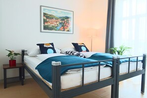 Espacio para trabajar con laptop, wifi gratis y ropa de cama 