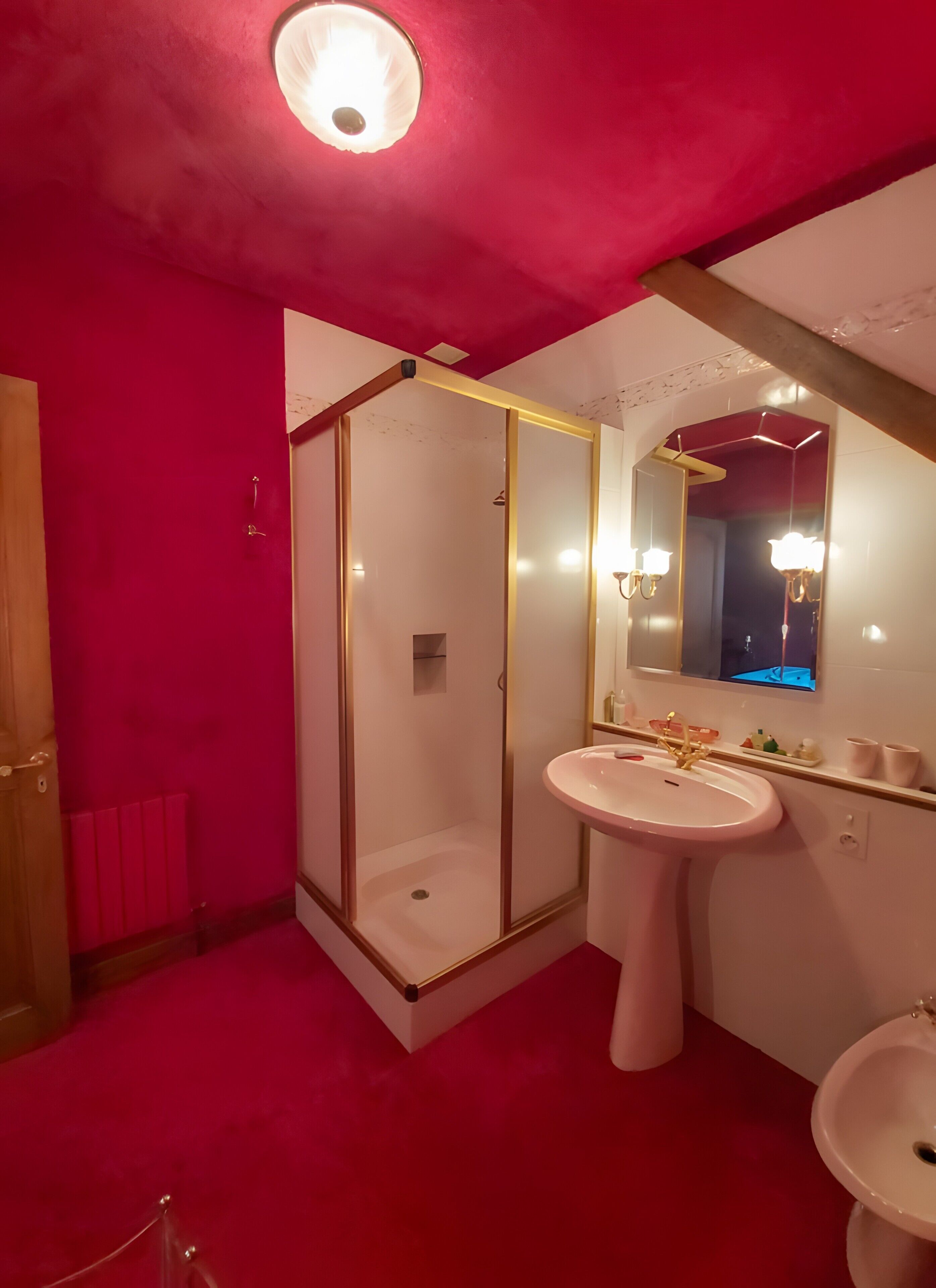 Een douche, een haardroger, handdoeken