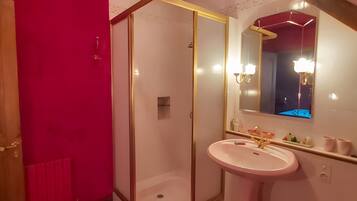 Een douche, een haardroger, handdoeken