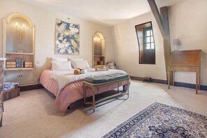 A bedroom with a bed, bedside table, nightstand, and a large mirror. - Guest Room - Les Jardins de la Beylie (Château-l'Évêque)