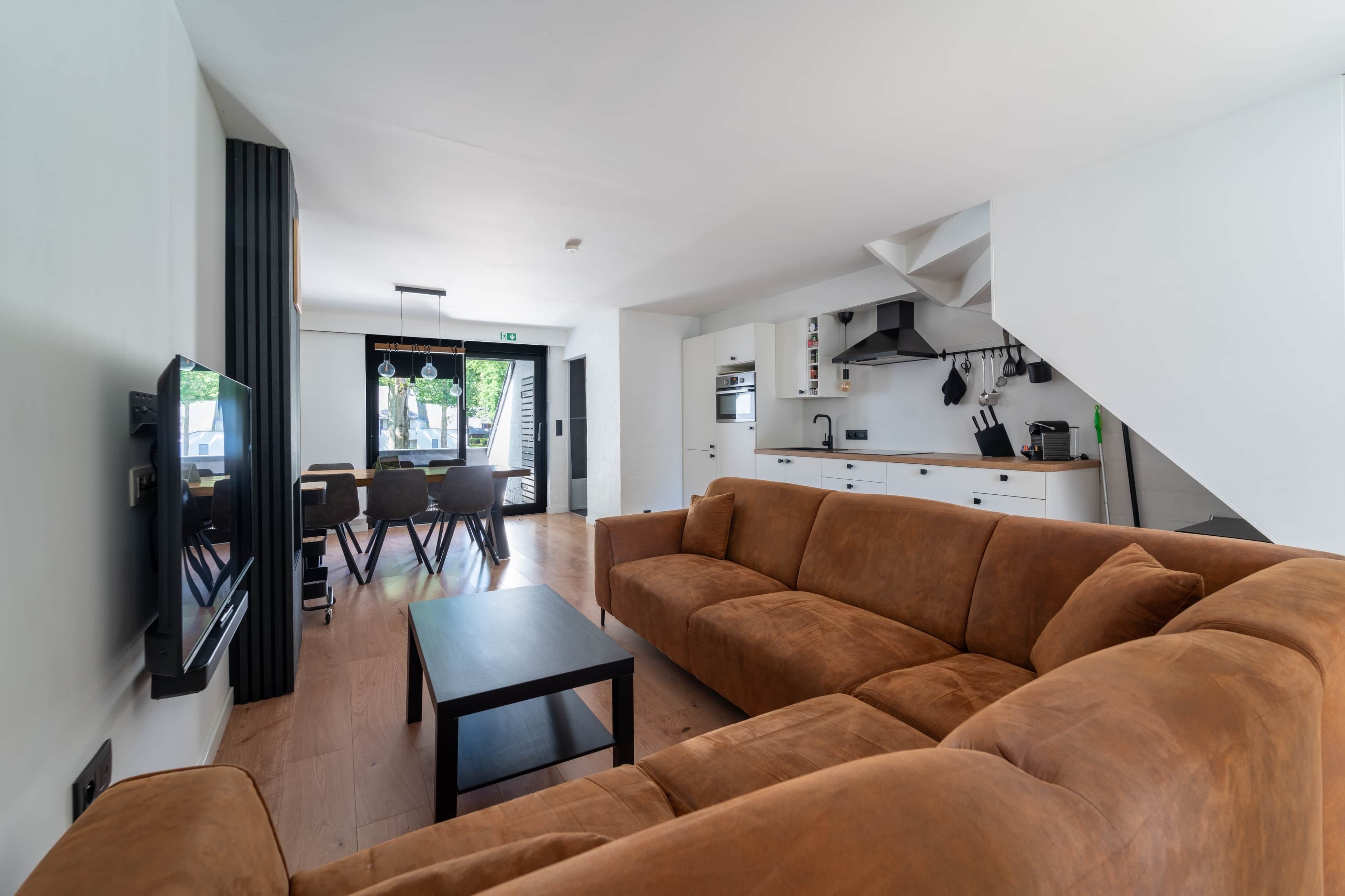 TV, tavolo da ping pong, impianto stereo