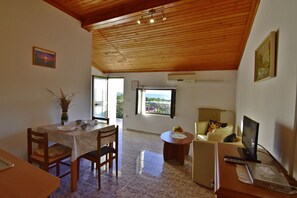 Living area - Shared gardened accommodation with bbq and sea view (Zambratija)