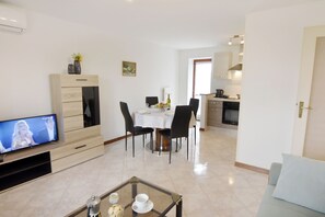 TV - Modern apartment with shared garden near Umago (Babići)